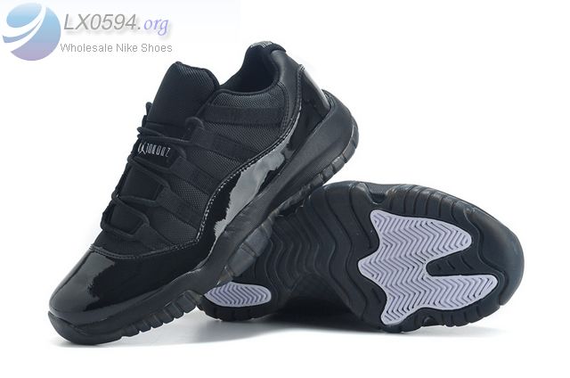 Jordan 11 Low Blackout